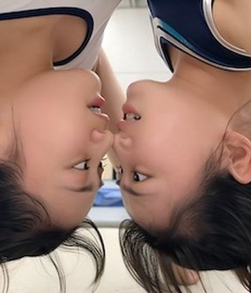 d_778197｜ブリッジしながらどちらが長くできるか言い争う美女2人。｜あいろこーぷ